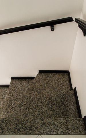 Casa de condomínio à venda com 150m², 2 quartos e 2 vagas Casa de condomínio à venda com 150m², 2 quartos e 2 vagasEscadas
