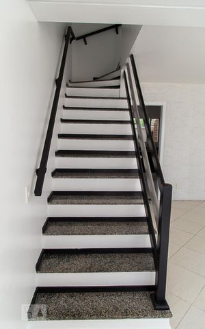 Casa de condomínio à venda com 150m², 2 quartos e 2 vagas Casa de condomínio à venda com 150m², 2 quartos e 2 vagasEscadas