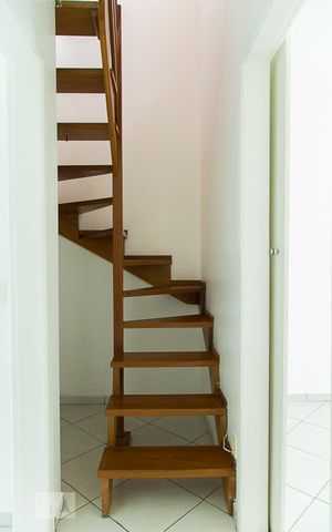 Casa de condomínio à venda com 150m², 2 quartos e 2 vagas Casa de condomínio à venda com 150m², 2 quartos e 2 vagasEscadas