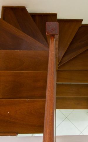 Casa de condomínio à venda com 150m², 2 quartos e 2 vagas Casa de condomínio à venda com 150m², 2 quartos e 2 vagasEscadas