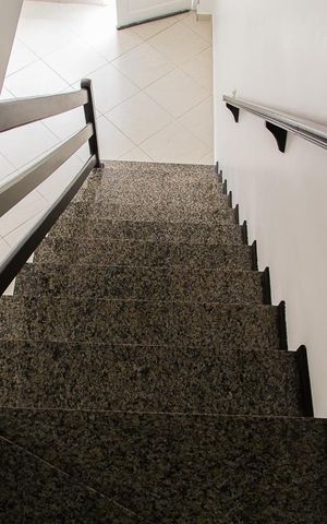 Casa de condomínio à venda com 150m², 2 quartos e 2 vagas Casa de condomínio à venda com 150m², 2 quartos e 2 vagasEscadas