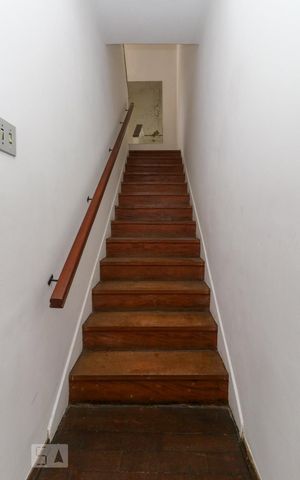 Casa à venda com 357m², 3 quartos e 3 vagas Casa à venda com 357m², 3 quartos e 3 vagasEscada