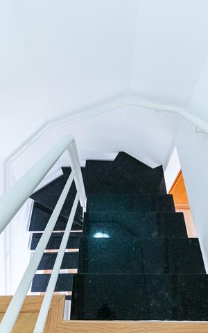 Apartamento à venda com 280m², 3 quartos e 4 vagas Apartamento à venda com 280m², 3 quartos e 4 vagasEscada