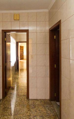 Casa à venda com 300m², 3 quartos e 6 vagas Casa à venda com 300m², 3 quartos e 6 vagasCorredor