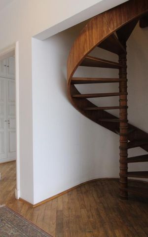 Casa à venda com 875m², 4 quartos e 6 vagasEscada