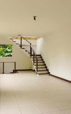 Casa à venda com 400m², 5 quartos e 4 vagas Casa à venda com 400m², 5 quartos e 4 vagasSalão de Jogos