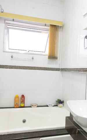 Casa à venda com 250m², 3 quartos e 2 vagasBanheiro 3