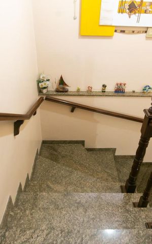 Casa à venda com 250m², 3 quartos e 2 vagasEscada