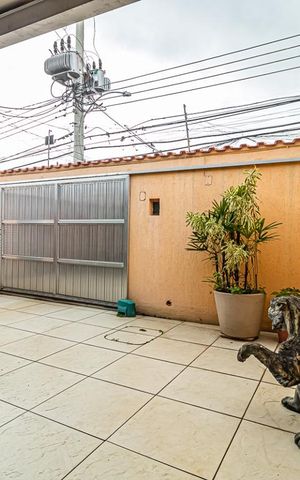 Casa à venda com 968m², 2 quartos e 1 vaga Casa à venda com 968m², 2 quartos e 1 vagaPortão de Entrada