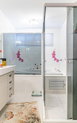 Casa à venda com 968m², 2 quartos e 1 vaga Casa à venda com 968m², 2 quartos e 1 vagaBanheiro da Suíte
