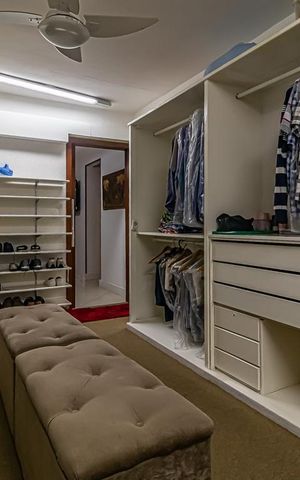 Casa à venda com 968m², 2 quartos e 1 vaga Casa à venda com 968m², 2 quartos e 1 vagaCloset do quarto 2