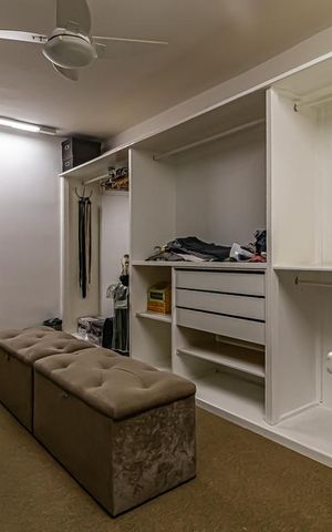 Casa à venda com 968m², 2 quartos e 1 vaga Casa à venda com 968m², 2 quartos e 1 vagaCloset do quarto 2