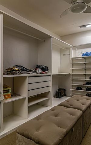 Casa à venda com 968m², 2 quartos e 1 vaga Casa à venda com 968m², 2 quartos e 1 vagaCloset do quarto 2