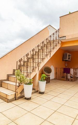 Casa à venda com 968m², 2 quartos e 1 vaga Casa à venda com 968m², 2 quartos e 1 vagaVaranda da Área de Serviço