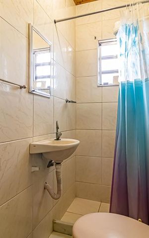 Casa à venda com 968m², 2 quartos e 1 vaga Casa à venda com 968m², 2 quartos e 1 vagaBanheiro de Serviço