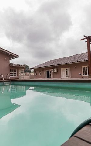 Casa à venda com 340m², 4 quartos e 4 vagas Casa à venda com 340m², 4 quartos e 4 vagasPiscina