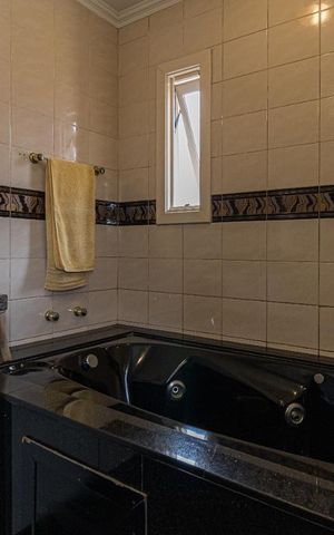 Casa à venda com 340m², 4 quartos e 4 vagas Casa à venda com 340m², 4 quartos e 4 vagasBanheiro da Suíte