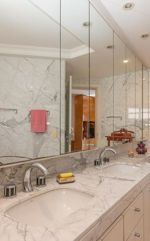 Apartamento à venda com 276m², 3 quartos e 4 vagas Apartamento à venda com 276m², 3 quartos e 4 vagasBanheiro da Suíte 1