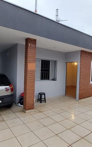 Casa à venda com 250m², 3 quartos e 2 vagas Casa à venda com 250m², 3 quartos e 2 vagasFachada