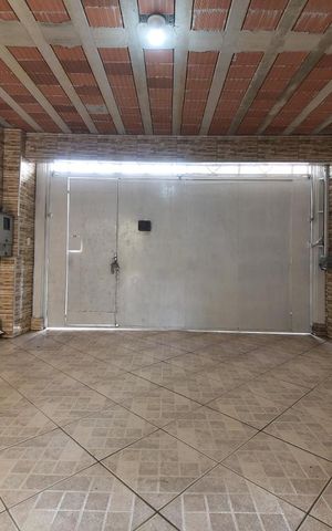 Casa à venda com 250m², 4 quartos e 2 vagas Casa à venda com 250m², 4 quartos e 2 vagasGaragem