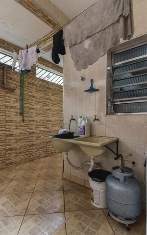 Casa à venda com 250m², 4 quartos e 2 vagas Casa à venda com 250m², 4 quartos e 2 vagasLavanderia
