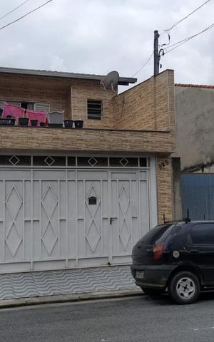 Casa à venda com 250m², 4 quartos e 2 vagas Casa à venda com 250m², 4 quartos e 2 vagasFachada