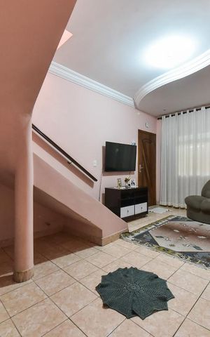 Casa à venda com 250m², 4 quartos e 2 vagas Casa à venda com 250m², 4 quartos e 2 vagasSala