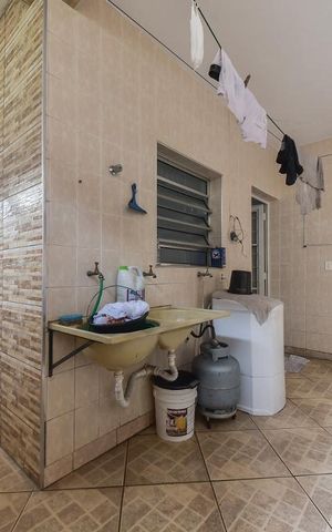 Casa à venda com 250m², 4 quartos e 2 vagas Casa à venda com 250m², 4 quartos e 2 vagasLavanderia