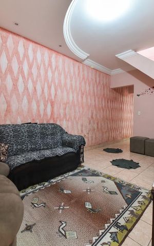 Casa à venda com 250m², 4 quartos e 2 vagas Casa à venda com 250m², 4 quartos e 2 vagasSala