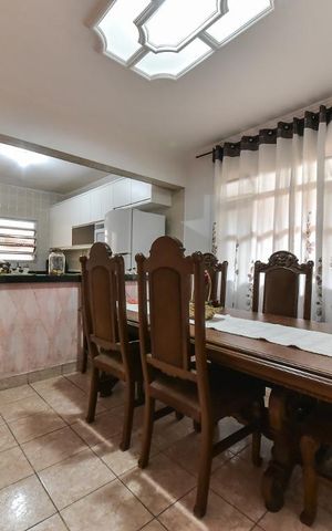 Casa à venda com 250m², 4 quartos e 2 vagas Casa à venda com 250m², 4 quartos e 2 vagasSala de Jantar