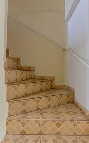 Casa à venda com 200m², 4 quartos e 1 vaga Casa à venda com 200m², 4 quartos e 1 vagaEscada