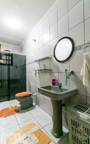 Casa à venda com 181m², 3 quartos e 2 vagasBanheiro 