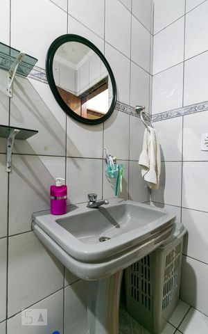 Casa à venda com 181m², 3 quartos e 2 vagasBanheiro 