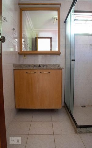 Casa de condomínio à venda com 398m², 4 quartos e 1 vaga Casa de condomínio à venda com 398m², 4 quartos e 1 vagaBanheiro social