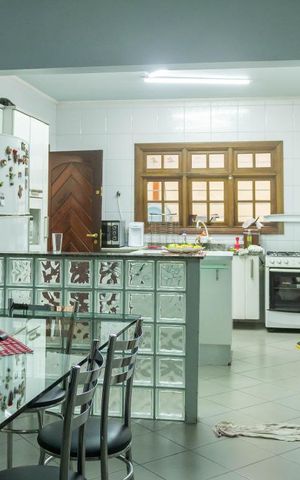 Casa à venda com 200m², 4 quartos e 2 vagas Casa à venda com 200m², 4 quartos e 2 vagasCozinha