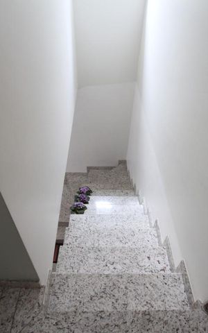Casa de condomínio à venda com 237m², 3 quartos e 3 vagasEscada
