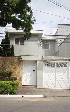 Casa de condomínio à venda com 237m², 3 quartos e 3 vagasFachada