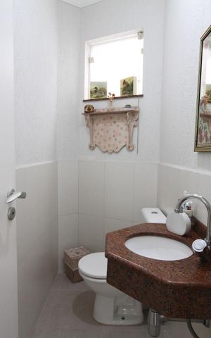 Casa de condomínio à venda com 237m², 3 quartos e 3 vagasLavabo