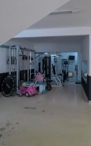 Casa de condomínio à venda com 380m², 3 quartos e 3 vagas Casa de condomínio à venda com 380m², 3 quartos e 3 vagasÁrea comum