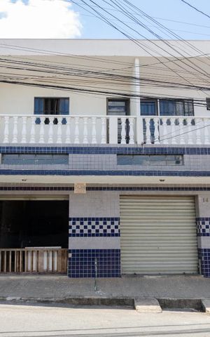 Casa à venda com 268m², 3 quartos e 4 vagas Casa à venda com 268m², 3 quartos e 4 vagasFachada rua com apto andar cima