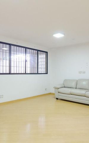 Casa à venda com 274m², 4 quartos e 3 vagas Casa à venda com 274m², 4 quartos e 3 vagasSala