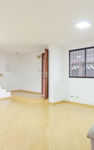 Casa à venda com 274m², 4 quartos e 3 vagas Casa à venda com 274m², 4 quartos e 3 vagasSala