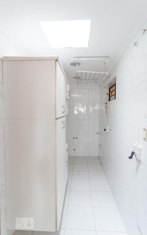 Casa à venda com 274m², 4 quartos e 3 vagas Casa à venda com 274m², 4 quartos e 3 vagasLavanderia