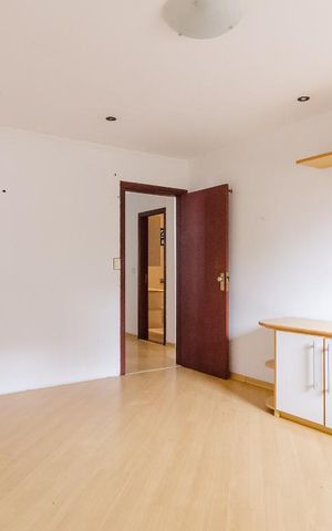 Casa à venda com 274m², 4 quartos e 3 vagas Casa à venda com 274m², 4 quartos e 3 vagasQuarto 1