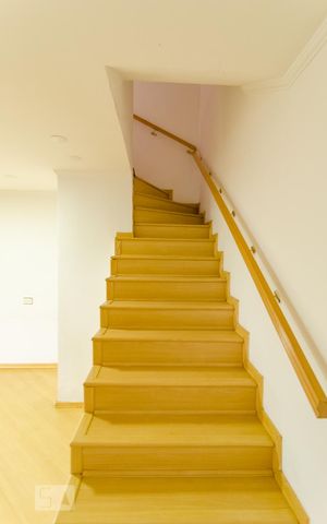 Casa à venda com 274m², 4 quartos e 3 vagas Casa à venda com 274m², 4 quartos e 3 vagasEscadas