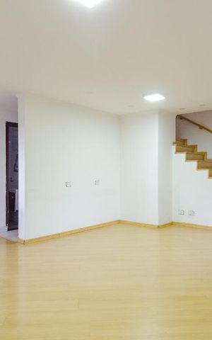 Casa à venda com 274m², 4 quartos e 3 vagas Casa à venda com 274m², 4 quartos e 3 vagasSala