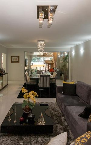 Casa à venda com 500m², 4 quartos e 5 vagas Casa à venda com 500m², 4 quartos e 5 vagasSala de Estar