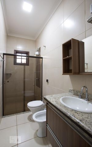 Casa para alugar com 950m², 3 quartos e 6 vagasBanheiro da suíte 1