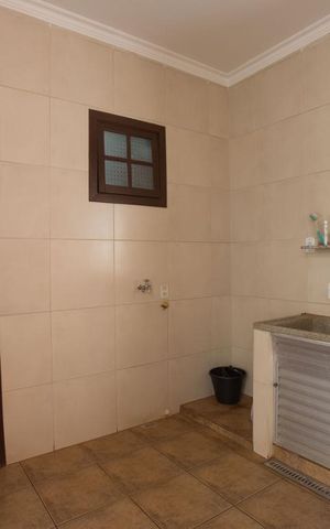 Casa para alugar com 950m², 3 quartos e 6 vagasÁrea de serviço