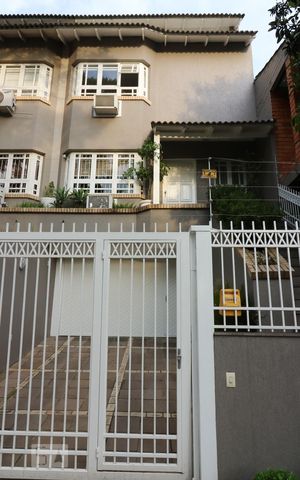 Casa à venda com 264m², 3 quartos e 3 vagas Casa à venda com 264m², 3 quartos e 3 vagasFachada